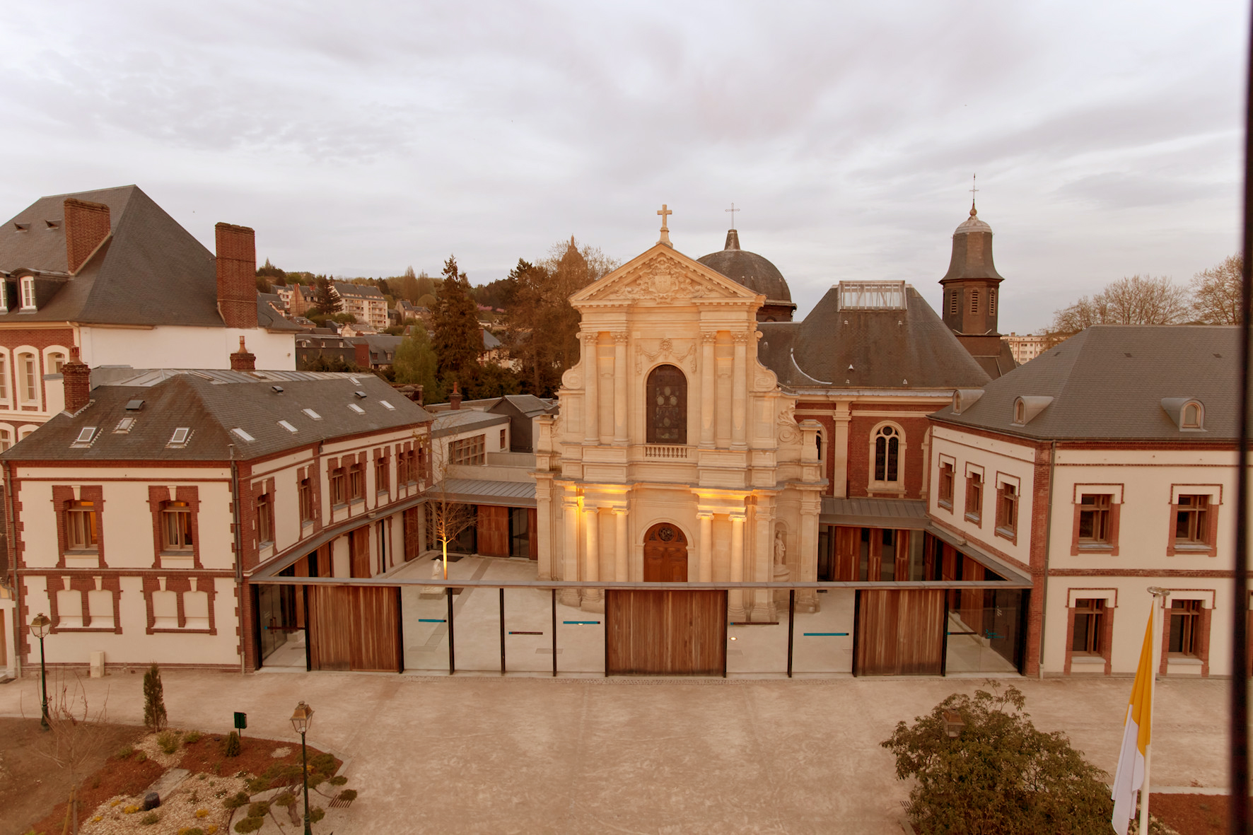 Vista aérea de la capilla del Carmelo en Lisieux